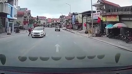 Nữ học sinh cuối đầu cảm ơn tài xế