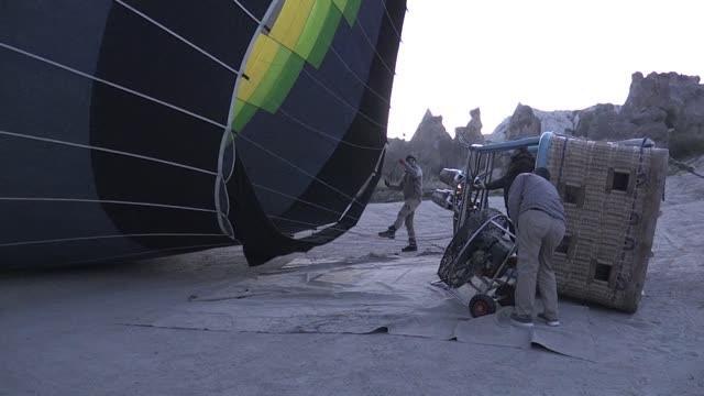 Kapadokya'da balonlar Türk bayrakları ve Atatürk posteri ile uçtu