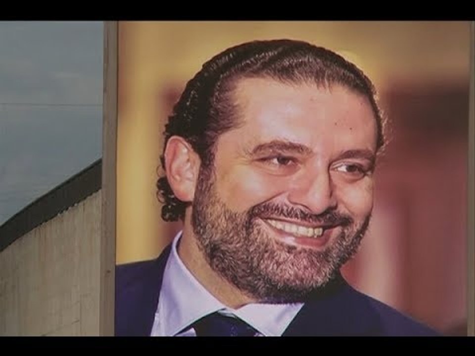 صور الحريري مع رايات "حزب الله" على طريق المطار! -   حسان الرفاعي