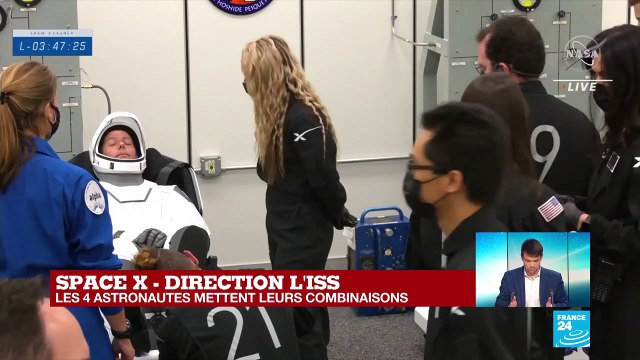Départ vers l'ISS : les 4 astronautes mettent leurs combinaisons