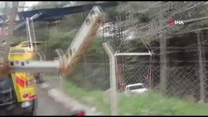 Maltepe'de otomobil ormanlık alana uçtu: 2 yaralı