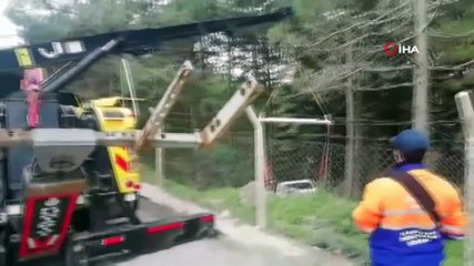 Maltepe’de otomobil ormanlık alana uçtu: 2 yaralı