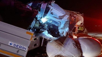 TIR ile beton mikseri çarpıştı