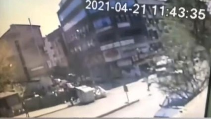 SULTANGAZİ'DE MOTOSİKLETLE OTOMOBİLİN ÇARPIŞTIĞI KAZA KAMERADA