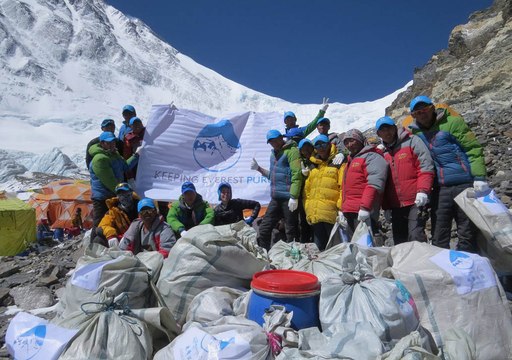 Des alpinistes écolos profitent de la pandémie pour nettoyer l'Everest devenu une véritable décharge