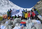 Des alpinistes écolos profitent de la pandémie pour nettoyer l'Everest devenu une véritable décharge