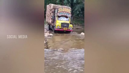 Video herunterladen: TATA 1613 SE Timber lorry kerala crossing river with heavy timber load | kerala timber lorry drivers