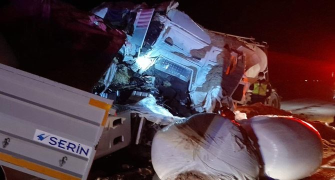 TIR ile beton mikseri kafa kafaya çarpıştı: 2 ölü