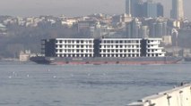 İstanbul Boğazı’ndan ‘apartman’ geçti