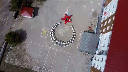 Öğrencilerden ‘ay yıldız’ ve ‘23 Nisan’ koreografisi