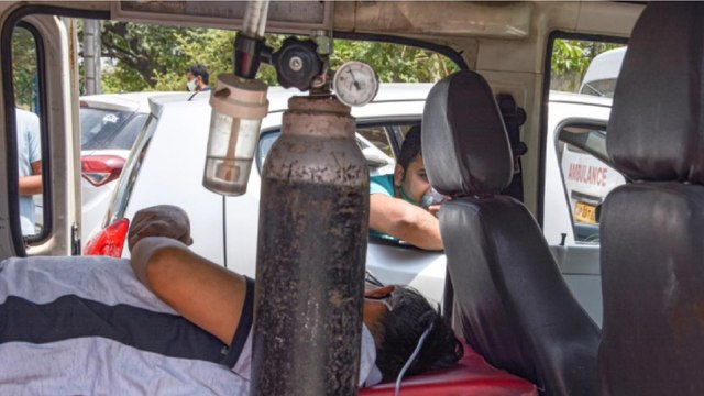 Corona: Doctors treating patients on stretchers