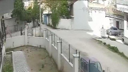 Hurda toplayıcısının el arabasının çalınması güvenlik kamerasına yansıdı