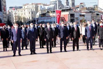 TAKSİM CUMHURİYET ANITI'NDA 23 NİSAN TÖRENİ
