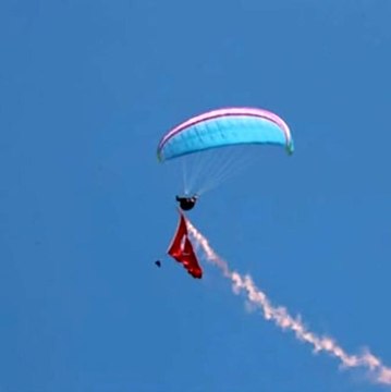 Yamaç paraşütü pilotundan havada 23 Nisan kutlaması
