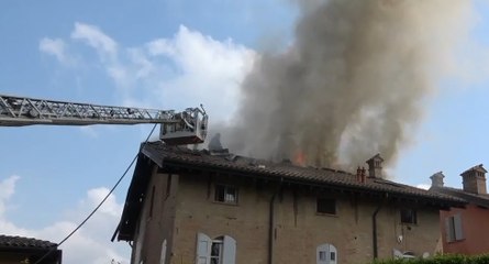 Modena - Incendio sul tetto di una casa colonica (23.04.21)