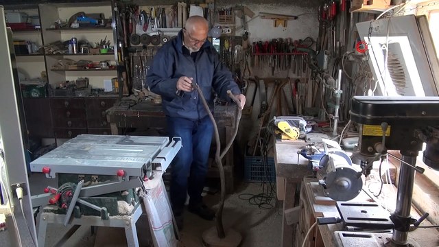 Kurumuş ağaç dallarını sanat eserlerine dönüştürüyor
