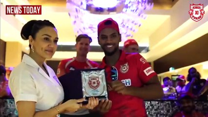 Descargar video: KXIP owner Preity Zinta get hug from Chris Gayle & KL Rahul as KXIP Team celebrates their Win in IPL