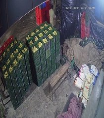 पुलिस कर्मी ने फलों की पेटी चोरी, कैमरे में दर्ज हुई घटना, एसपी ने किया निलंबित