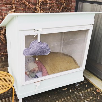 Des crèches font dormir les bébés en extérieur dans des petits boxs