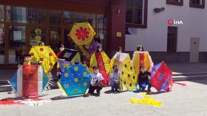 Kahtalı öğrenciler kendi yaptıkları uçurtmaları uçurdu