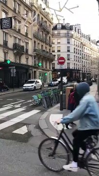 Carrefour dont les 4 voies sont en sens interdit (Paris)