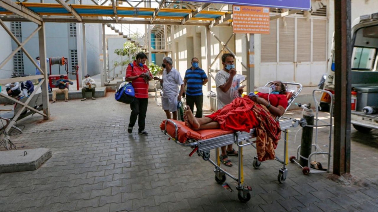 Delhi Hospitals running out of beds for COVID patients video Dailymotion