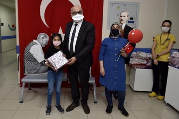 Rektör Ataç, 23 Nisan'ı çocuklarla birlikte kutladı