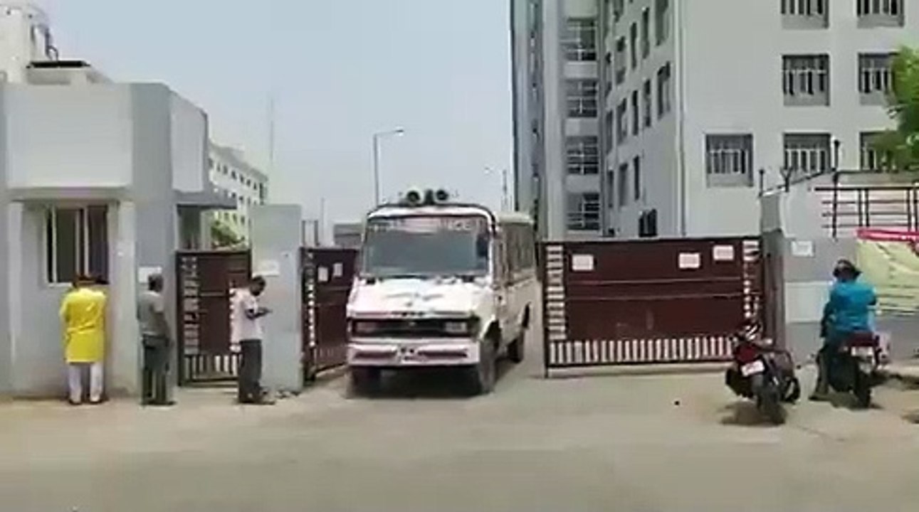 शर्मनाक: दौड़ते शव वाहन से बीच सड़क पर गिरी लाश, लोगों के चिल्लाने के बाद रूका वाहन
