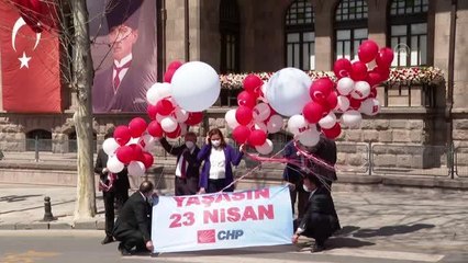 CHP'li TBMM Milli Eğitim Komisyonu üyeleri, Birinci Meclis önünde gökyüzüne balon bıraktı