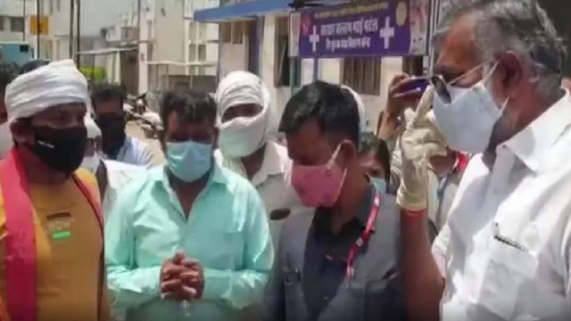 Man pleads for ailing mother, minister threatens to slap