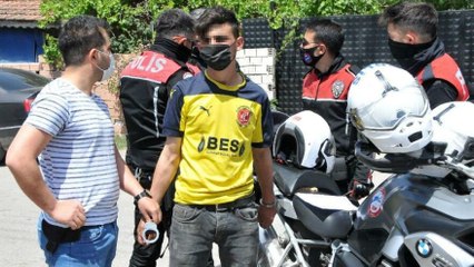 Çaldığı 30 bin TL ve altın dolu poşetle koşarken devriye gezen polis ekibinin önüne düştü