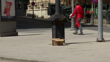 SAAT DİREĞİNE YUVA YAPAN ARILARI İTFAİYE KOVANA ALDI