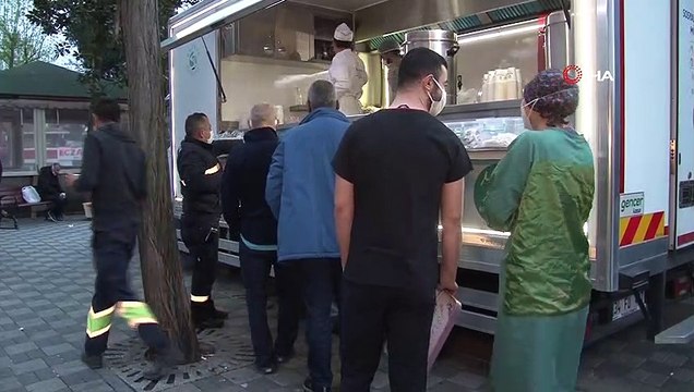 Beykoz’da taksici esnafı iftarda yalnız kalmadı, sıcak yemekler dağıtıldı