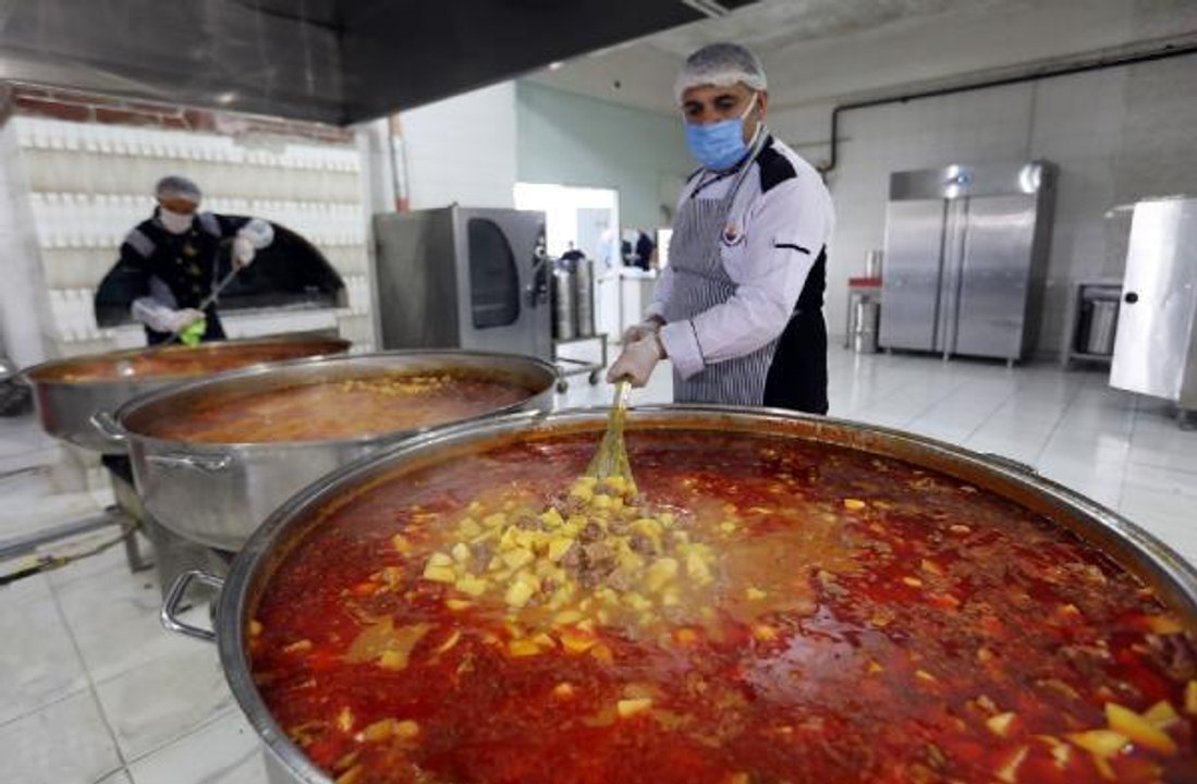 VAN'DA KAZANLAR, İHTİYAÇ SAHİPLERİ İÇİN KAYNIYOR