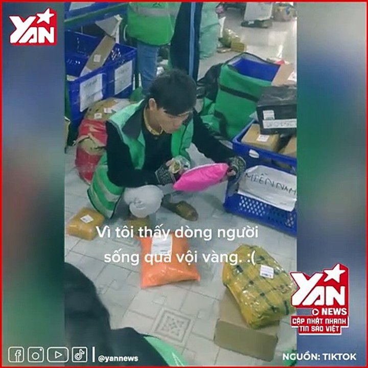 Xót xa nam thanh niên shipper ăn vội, tranh thủ soạn đơn cho kịp giao hàng