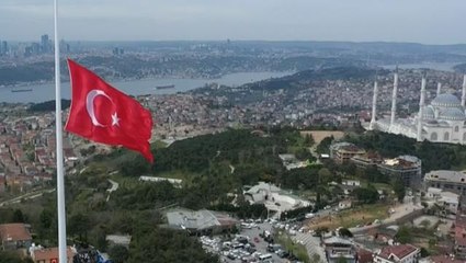 Son Dakika: Çamlıca Tepesi'ne dev Türk bayrağı! İstanbul'un her yerinden görülüyor