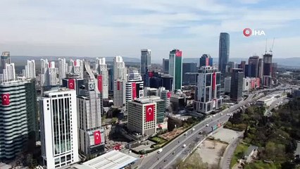 23 Nisan'da gökdelenler Türk bayraklarıyla donatıldı