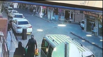 TARTIŞTIĞI BABASINI VE KAÇMASINA ENGEL OLAN KOMŞUSUNU TÜFEKLE YARALADI