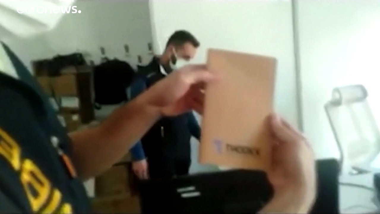 تركيا تعتقل العشرات وتصدر مذكرة توقيف دولية ضد...