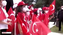 Türkiye'nin en büyük bayrağı törenle göndere çekildi