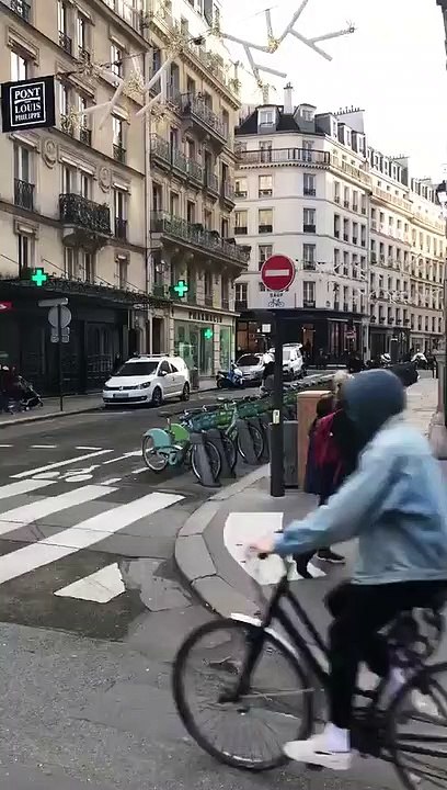 Ce carrefour à Paris comporte 4 sens interdit... pour 4 voies