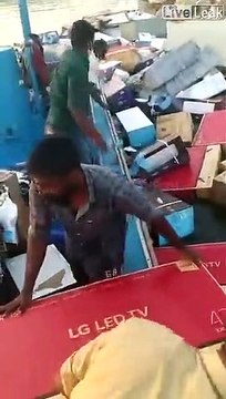 Ces pêcheurs indiens pêchent des écran TV après le chavirage d'un cargo