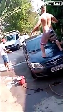 Il fait le kéké sur le capot et va le regretter