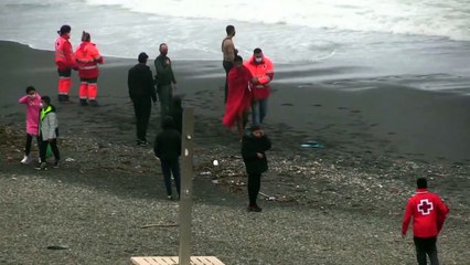 Cem migrantes tentam nadar do Marrocos a Ceuta
