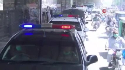 Pakistan'da ordu kısıtlama denetimi için sokağa indi