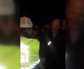 Bakan Soylu sınırdaki polislere börek ikram etti