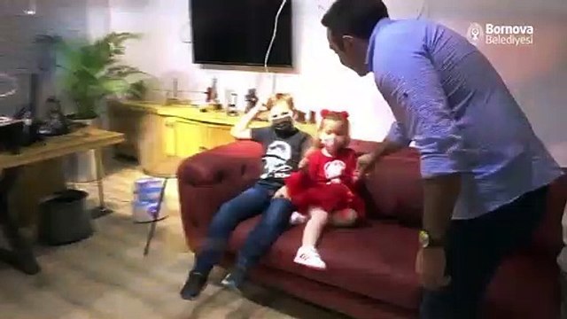 İzmir depreminin simgesi Ayda bebek 23 Nisan’da başkanlık koltuğuna oturdu