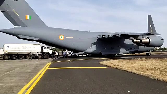 मरीजों को सांसे देने वायु सेना काम पर लगी, एयरपोर्ट से खाली ऑक्सीजन टैंकर लेकर जामनगर जाएगा वायुसेना का विमान