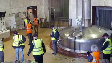 Sir Keir learns how to pull a pint during brewery visit