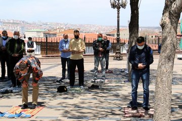 Ankara'da Cuma namazı pandemi şartları altında kılınıyor